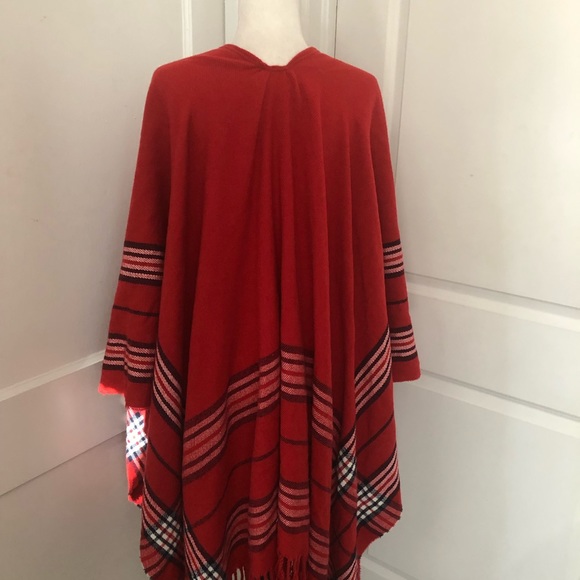 Kittenish ladies stunning shawl poncho NWT - Picture 2 of 7